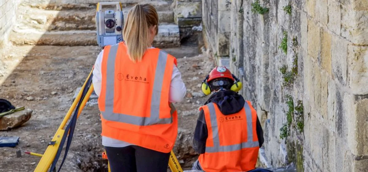 Geodetické meranie s totálnou stanicou na historickom objekte